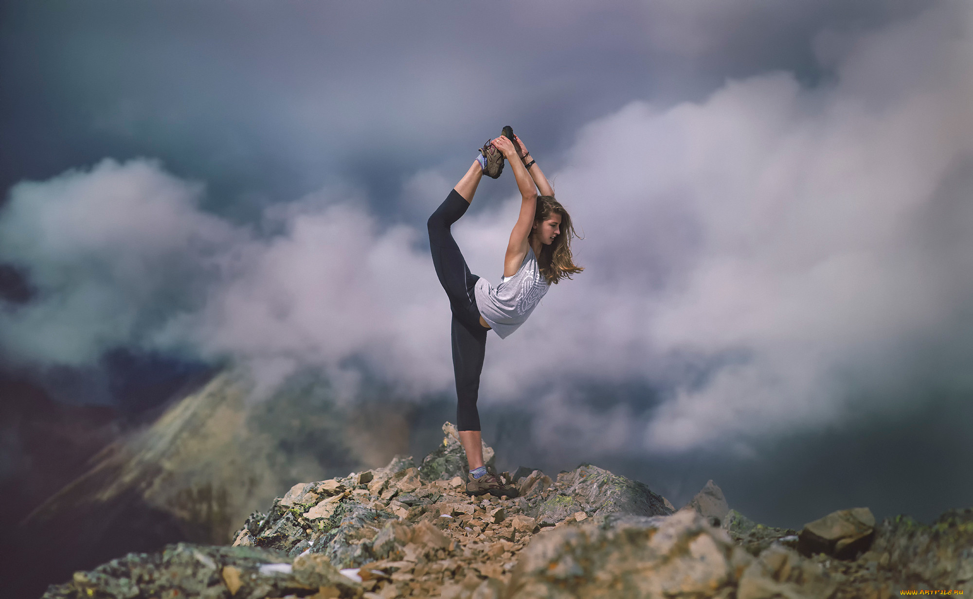 Сила горя. Фотосессия в горах. Девушка в горах. Красивая девушка в горах.